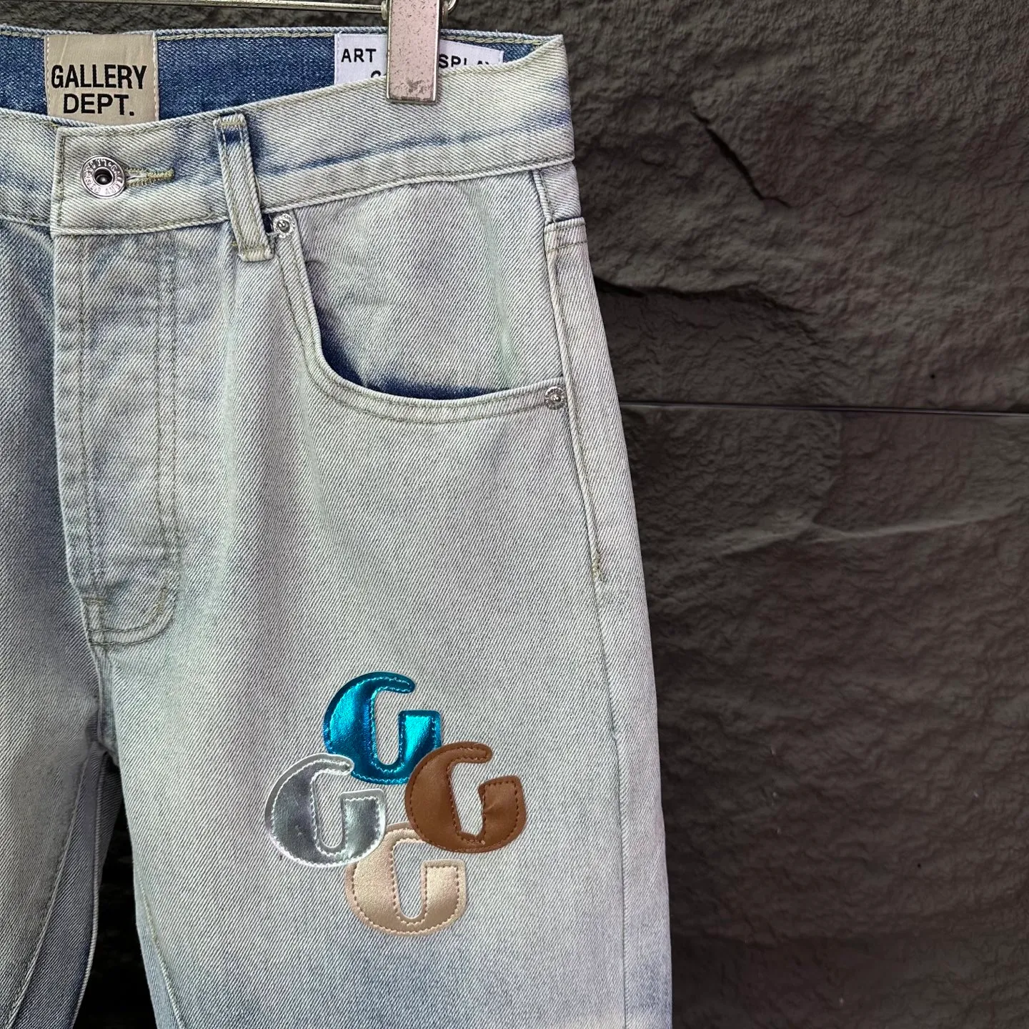 P240 GALLERY DEPT. 2026 New Colorful Skin Embroidered Letter Splicing Couple Style Washed Loose Bootcut Jeans 🔥High Version🔥High Version🔥 Top Ceiling Quality Styles with different washed textures are very friendly to people with thin legs and thick legs. The bootcut version is very flattering to the leg shape. Moderate length that never goes out of style, easy and casual to match, basic styling for various styles, a must-have in the wardrobe! The fabric is stiff but also makes the upper body soft without losing texture. The washing process is even more perfect. It is a must-have item for everyone! ! ! Washed wheat, hang tag, pants label, complete with three labels Color: light blue Size: 28, 30, 32, 34, 36 (five sizes)